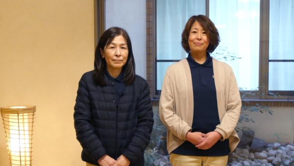 社会福祉法人　四ツ葉会様　特別養護老人ホーム　元気の家　副施設長　岡田 正子様（左）　介護支援専門員　浅井 知世様（右）　※所属は取材時のものです。