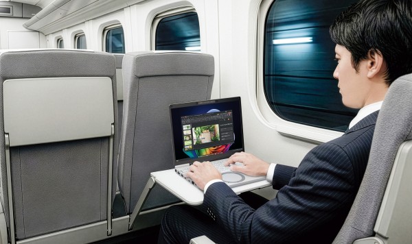 頑丈・軽量・長時間を両立したコンパクトPC