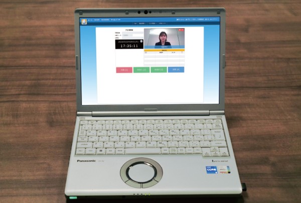 パソコンの顔認証打刻画面。既存の端末を利用できるため、導入コストを抑えられる。