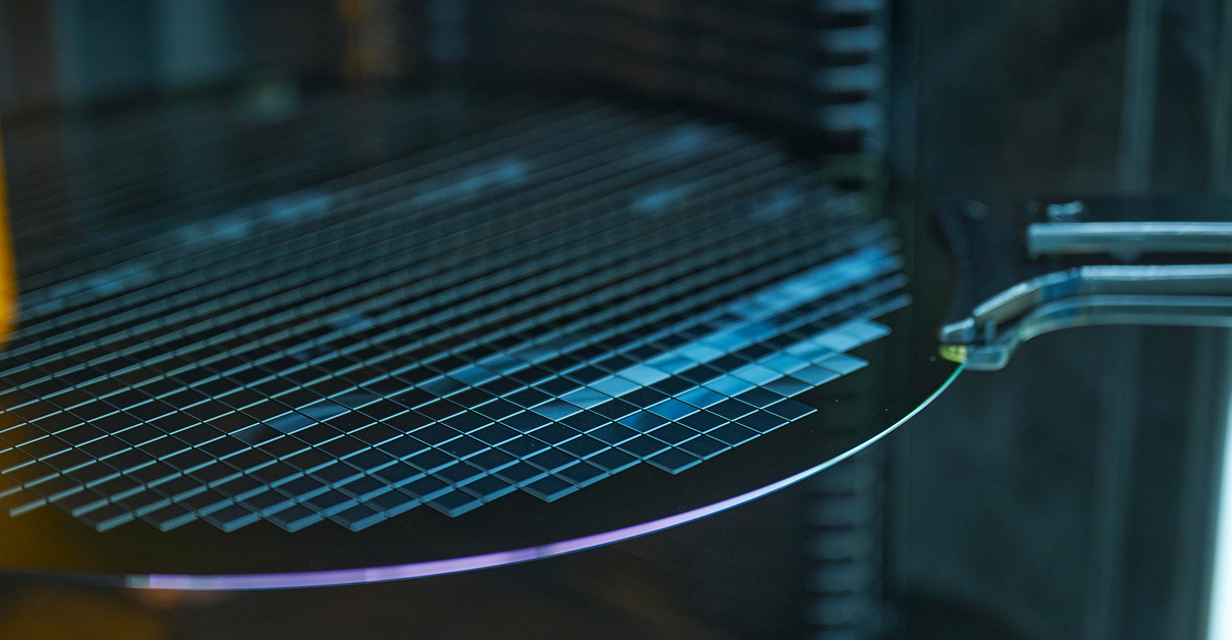 パナソニックが100年にわたる製造業で培ってきた高品質・モノづくりのDNAは、私たちの生産設備にも脈々と受け継がれています