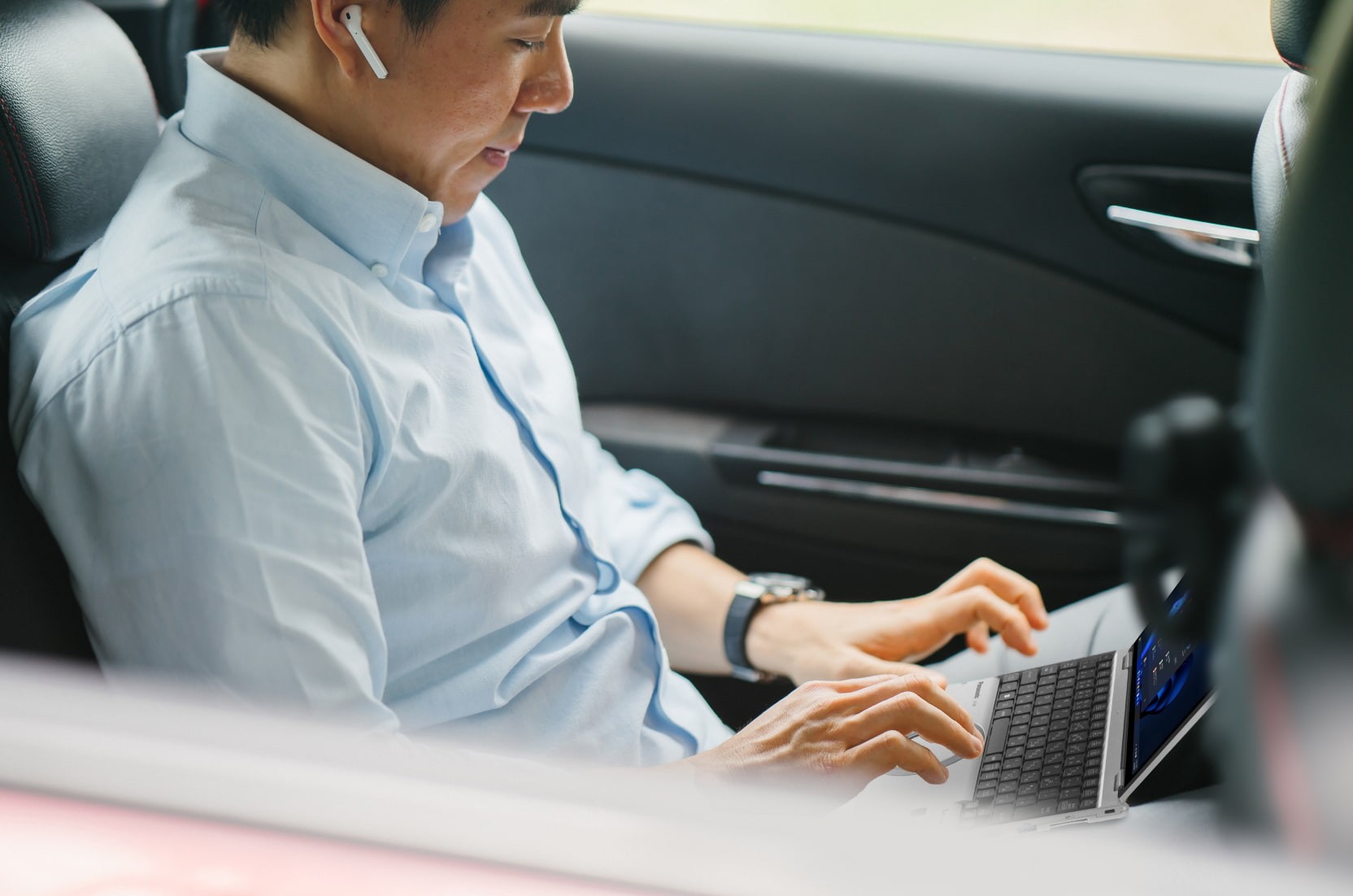 レッツノート背面にある着脱可能なバッテリーを示す写真。ユーザ自身でバッテリー交換が可能。