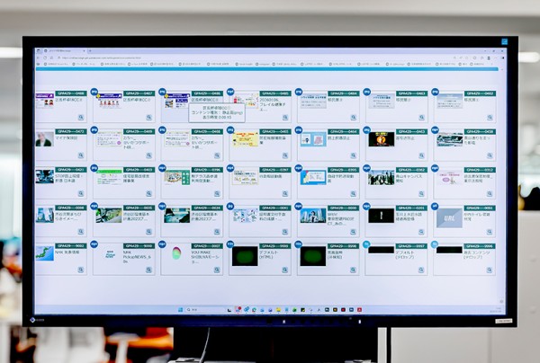 上映コンテンツが一覧化されたAcroSign®の操作画面。サムネイルが表示され、直感的でスムーズな操作が可能。