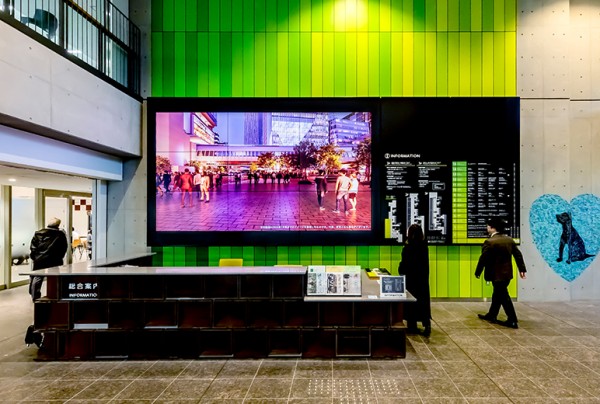 1階総合案内の9面マルチサイネージ。渋谷区様のプロモーション動画などを上映し来庁者を迎える。