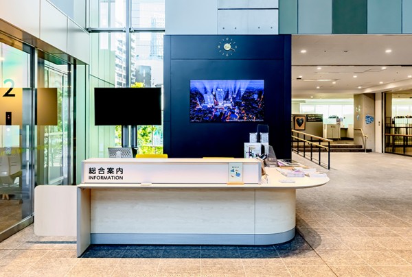 2階の総合案内。プロモーション動画の他、イベントの告知、行政からのお知らせなどに活用。
