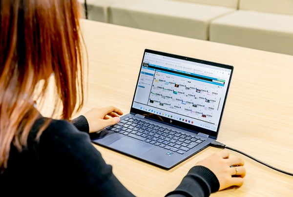 AcroSign®で操作している様子。リモートワークでも、ノートPCから簡単に操作可能。