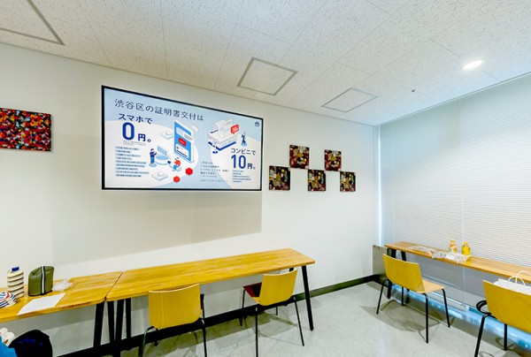 区議会開催時には中継映像を表示するフリースペースのサイネージ。