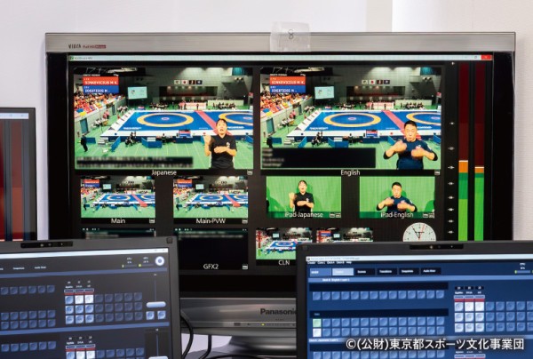 決勝配信時のMV画面。会場で撮影している手話言語による解説とリアルタイム生成の字幕をKairos Creatorで合成。