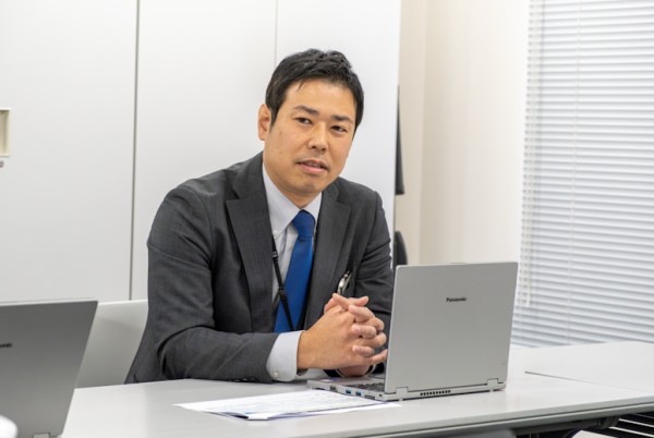 営業統括部　第二営業部　課長　福田氏「営業にとってのモバイルパソコンは、最も重要な仕事道具であり相棒。今後も時代のニーズに合わせたモノづくりを期待しています」