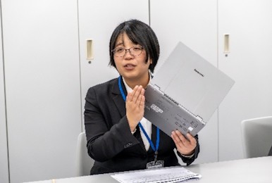 営業統括部　第一営業部　成瀬氏「以前と比べ凹凸がなくなり、カバンからの出し入れがスムーズになりました」