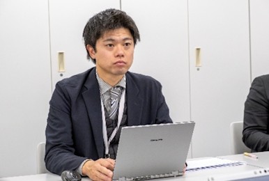 営業統括部　第三営業部　主任　吉田氏「タイピングがしやすく、静かなキーボードがとても気に入っています」