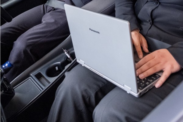 急ぎの対応では社用車での移動中に助手席でメール対応することも。トンネル等の一部を除き、通信品質はとても安定しています。(※写真は停車中に敷地内で撮影)