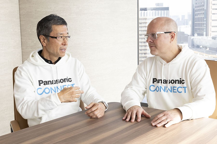 写真左が樋口泰行、写真右がケン・セイン