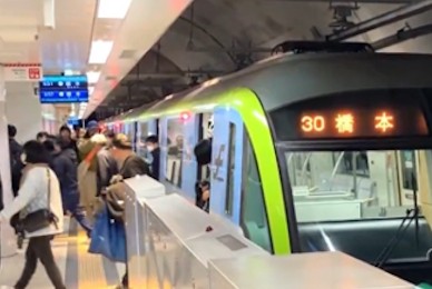 博多駅は地下鉄だけで1日約10万人が利用する一大ターミナル。福岡市全体の経済活動を支える重要な拠点です。