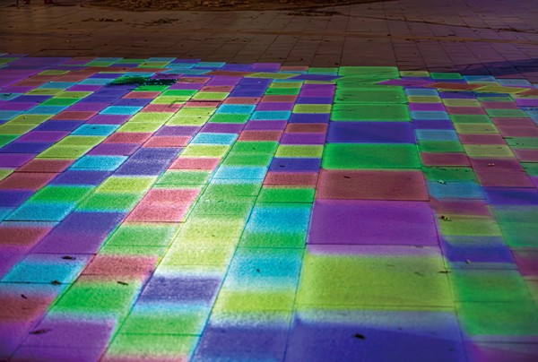 カラフルな映像も、石畳の目地ときれいに揃っている。