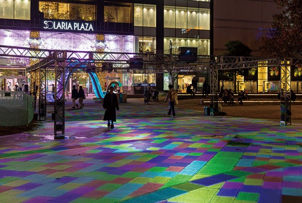 隣接する施設のLED電飾にも負けず、床面に投写された映像はきれいな発色。