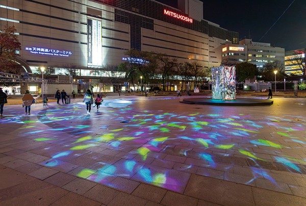 水の波紋にあわせて、魚のモチーフを採用。色とりどりの魚の群れが自由に泳いでいるよう。