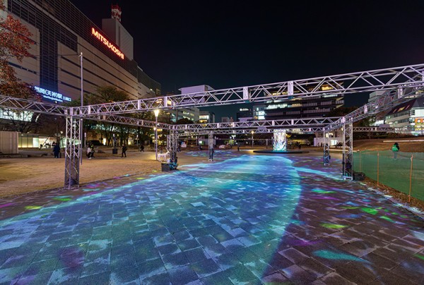 カラフルな魚の群れの上を悠々と泳ぐ大きなクジラ。