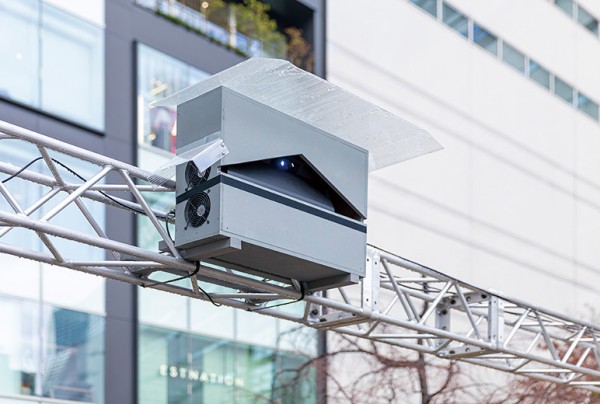 プロジェクターの排熱を考慮して、吸排気ファンを装備。ポリカーボネート製の屋根も備えている。