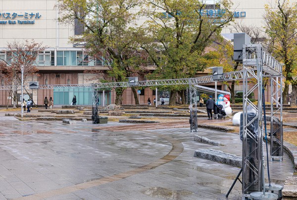 公園の規定や工期の都合で、大きな足場を組めず、高さ2.5mのトラスを設計。短焦点プロジェクターを複数台使用することで広い投映面を確保した。