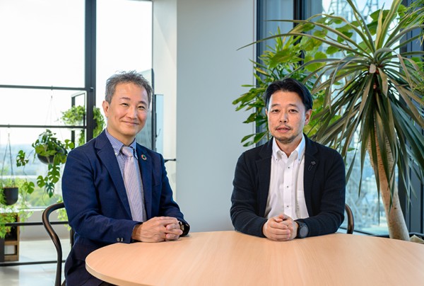 日本特殊陶業株式会社　上席執行役員　AIX推進室担当　兼　室長　木村 和之様（写真左）SCSK Niterra ITソリューションズ株式会社　ICT推進部長　兼　業務基盤課長　川口 毅様（写真右）※所属は納入時のものです。