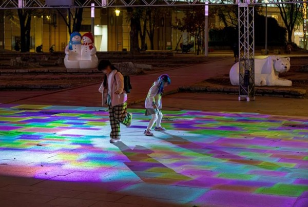 歩くと色が変化するので、何度も踏んで楽しむことができる。