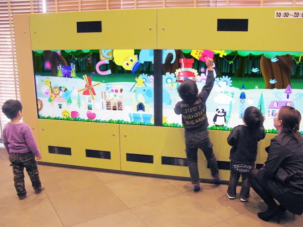 写真：子どもが手を伸ばして画面上部までタッチできるように、高さを抑えてディスプレイを設置している