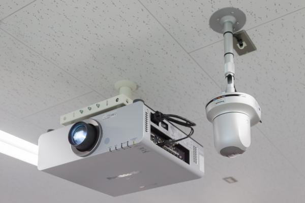 写真：天井面に設置されたHDカメラとプロジェクター