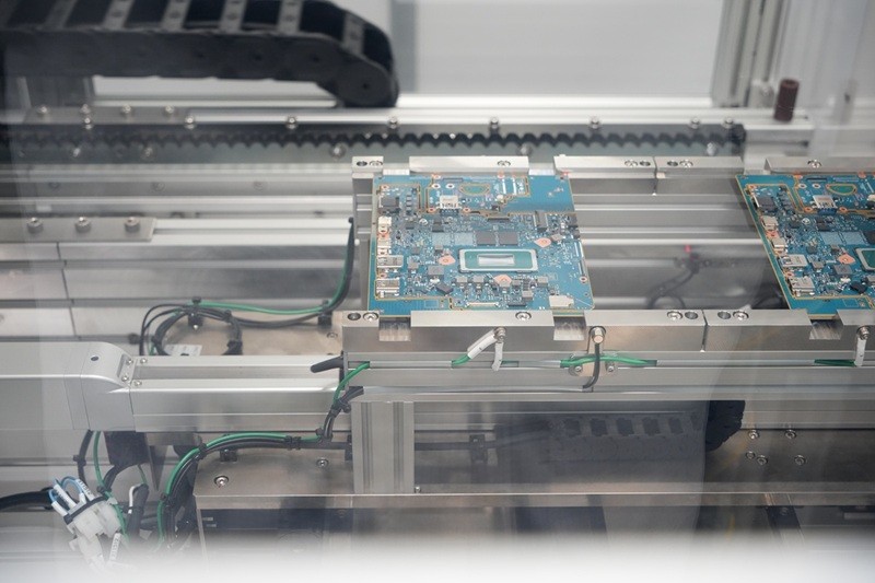 製造工場の生産ラインにある電子基板。