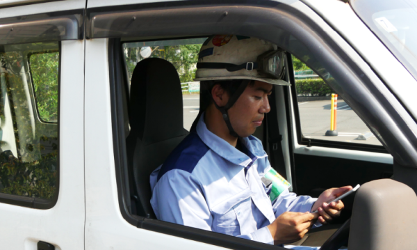顔認証は特別な機器不要のため、作業員や車両ごとに配布している業務用スマートフォンを使用