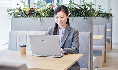 モバイル性と作業性を両立した13.3型液晶​