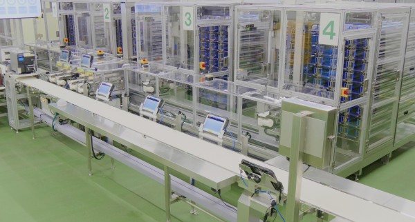 自動化設備とベルトコンベアが並ぶ製造ライン