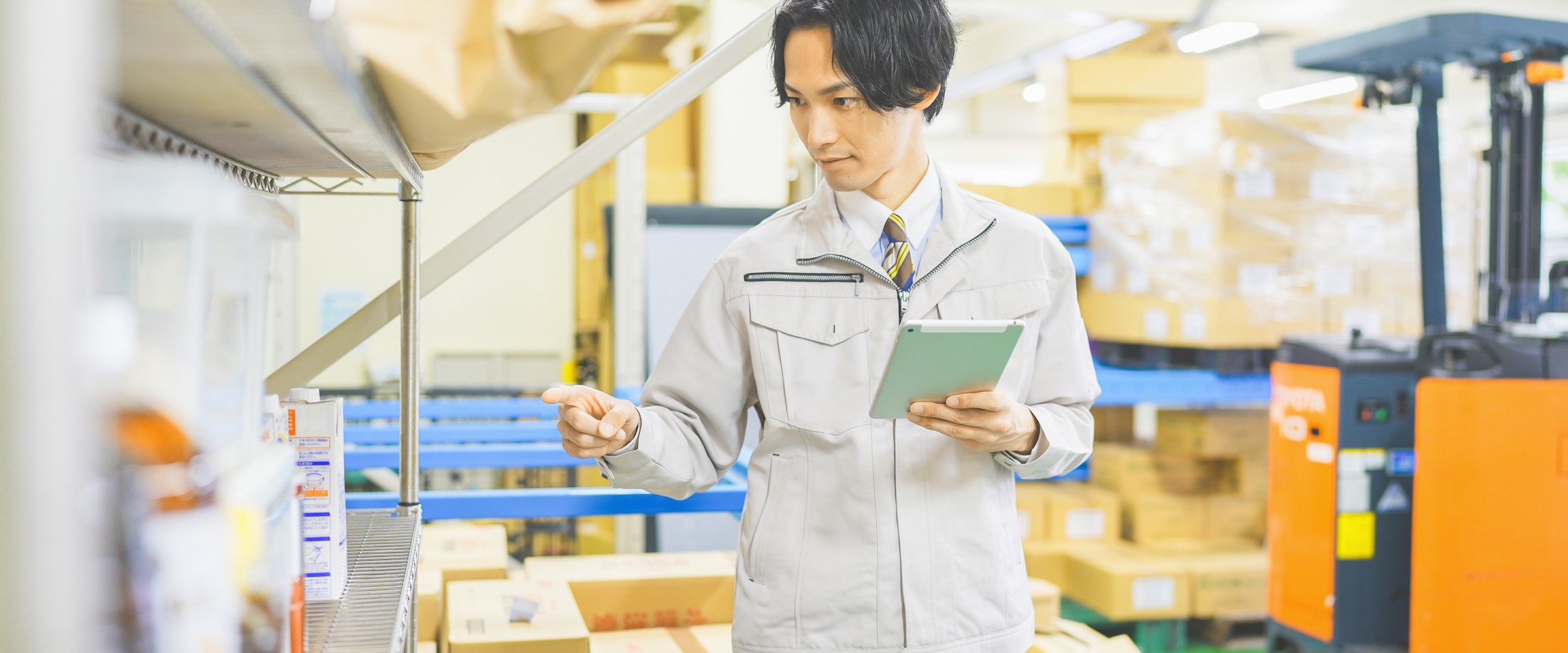 食品倉庫で検品する男性