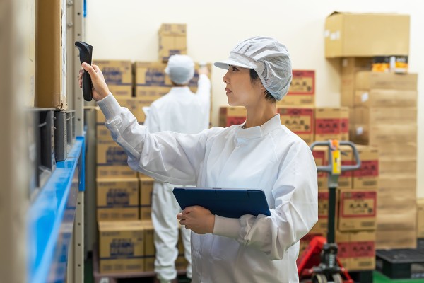 食品倉庫で検品する女性