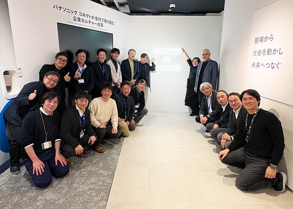 パナソニック コネクトのオフィスに集まり、笑顔で記念撮影するメンバー