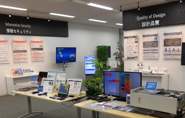 経営品質啓発センターの展示エリア。「情報セキュリティ」「設計品質」などのテーマごとに、過去の事例と教訓を伝えるパネルや機器が展示されている。