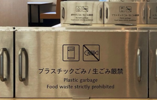 プラスチックごみ専用のステンレス製ゴミ箱、食品廃棄物は禁止と記載。