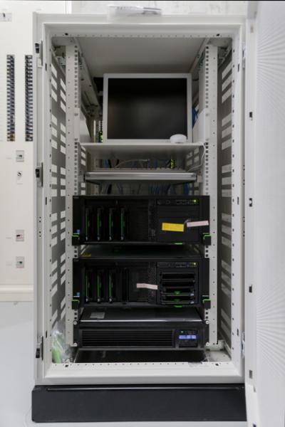 写真：別室に設置された講義収録・配信用サーバ。1台のサーバで複数の教室での同時収録が可能