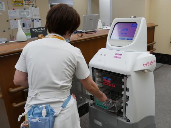 写真：ICタグで認証し収納庫を解除