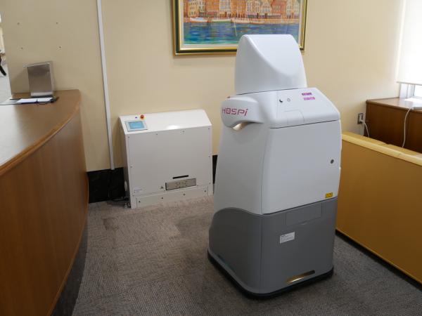 写真：稼動後、所定の充電器へ帰っていく「HOSPI」