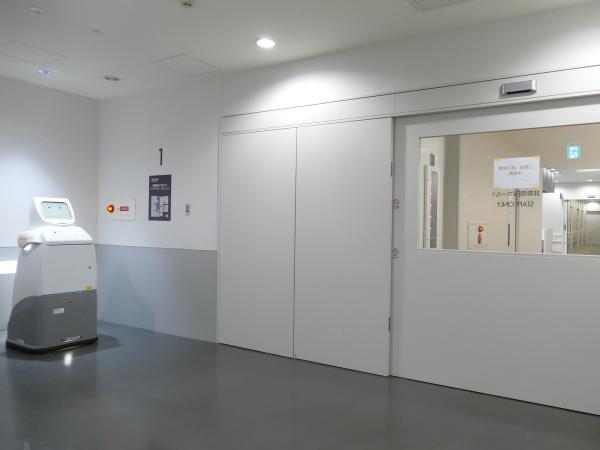 写真：「HOSPI」が認証自動扉の開閉を行い移動