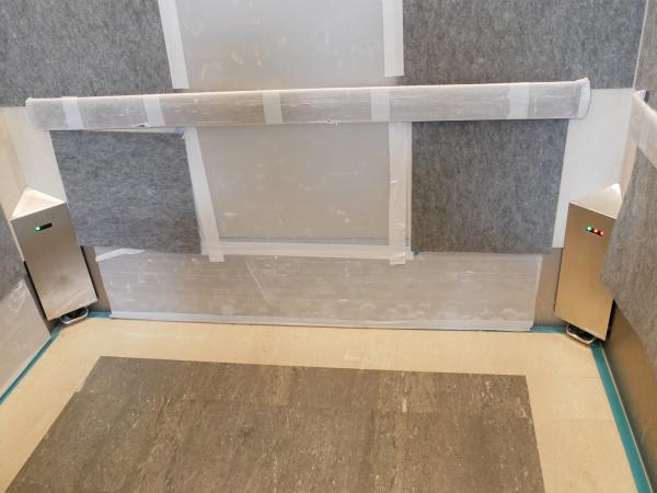 写真：稼働するロボット同伴でのエレベーター利用は業界のガイドラインで禁止のため、制御する機器がエレベータに設置されている