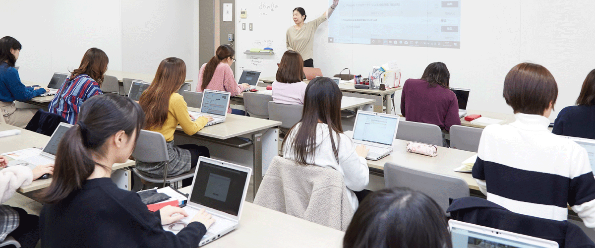 写真：教室内で学生たちがレッツノートSVを使用して講義を受けている様子。