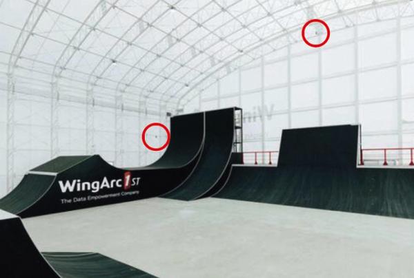 写真：WingPark1st内部の様子。セクションの上方、天井近くとRの中腹付近をとらえられるように設置された天井と壁にあるネットワークカメラ。