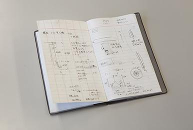 写真：タフパッド導入前に地盤の状況や作業工程の記録を手書きで行っていた「野帳」