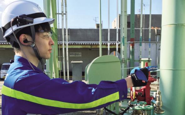 写真：大阪ガス株式会社、泉北製造所の施設点検パトロールの様子。ヘルメットに装着されたウェアラブルカメラで 作業員目線の映像を撮影。