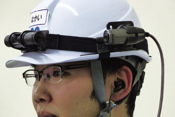 写真：作業員のヘルメット左側面に装着されたウェアラブルカメラで作業員目線の映像を撮影している。