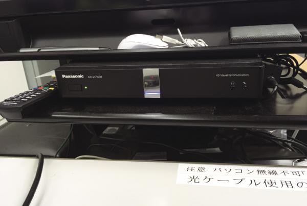 写真：事務所のディスプレイ下に設置されたHDコムKX-VC1600J