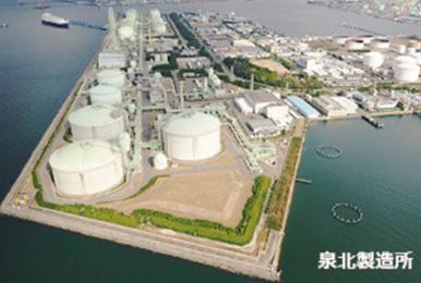 写真：大阪湾に囲まれた泉北製造所を全体を上空から撮影した様子。
