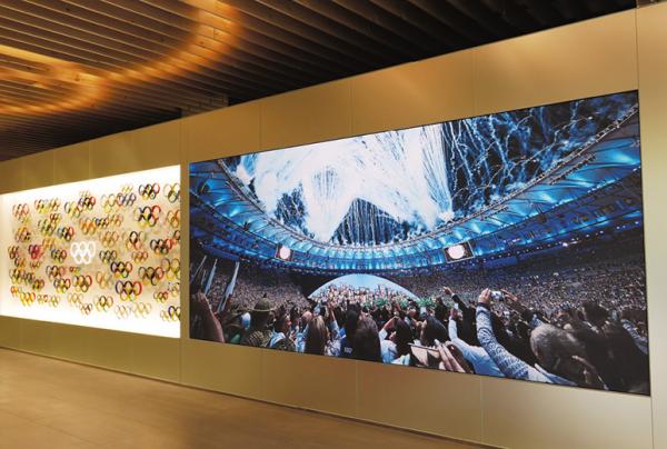 写真：壁に大きく映し出されたオリンピック開会式の映像。