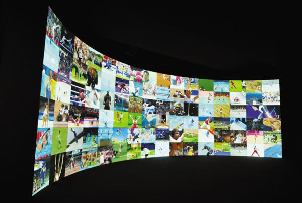 写真：湾曲した壁に大きなコラージュのように写しだされる数々の競技の映像。